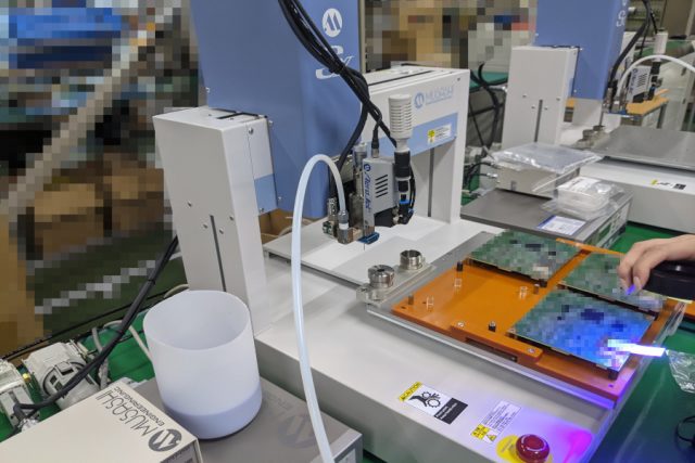 小型基板の防湿対策に、ポイント型コーティング塗布機を導入。コネクタ端子部への塗布回避や、部品密集箇所にも対応可能