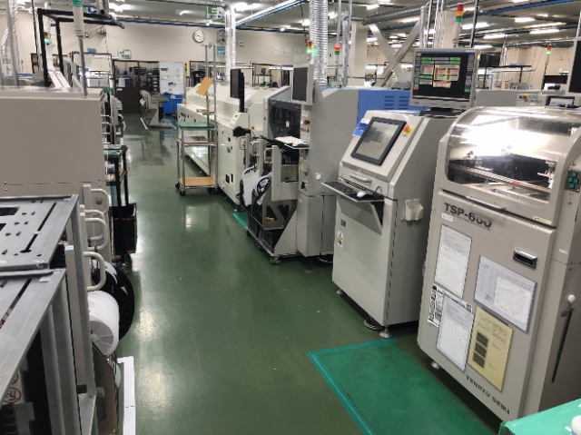 捨て板を付け、部品実装･はんだ工程に自動化ラインを適用
