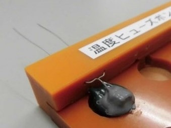 フロー半田工程前のボンド固定治具による位置決め精度安定