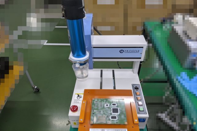 BGA（ボールグリッドアレイ）パッケージ。浮きによる接触不良を、自動ボンド塗布機で解決