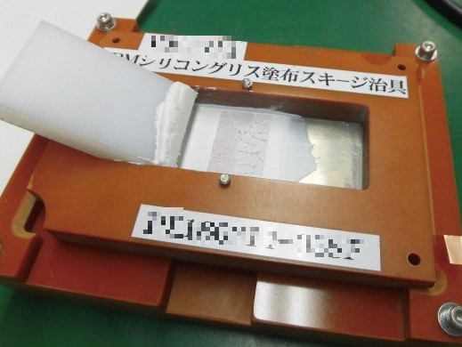 IPM（インテリジェントパワーモジュール）に放熱グリスを均一塗布するために。課題に応じた治具を設計、提案。