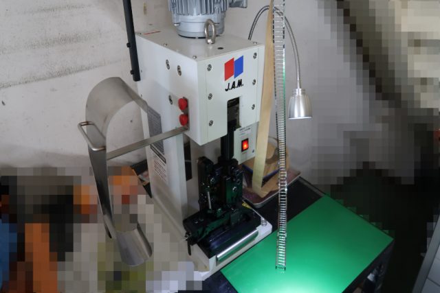 小さなコンタクトピンの圧着、手動から自動に切り替えて納期(リードタイム)短縮に成功