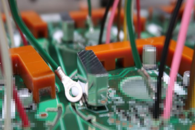 特殊なドーナツ型基板への部品実装。ポイントディップの部品浮きに、自社設計、開発の治具で対応。 当社の提案