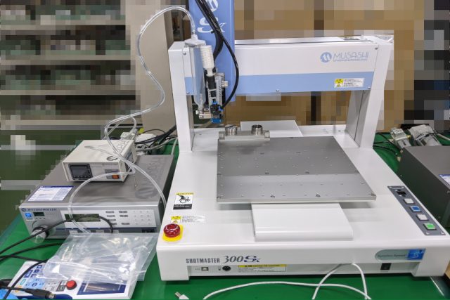 ボンド自動塗布機の性能や効率をデータで開示。手作業から置き換えて品質安定に成功