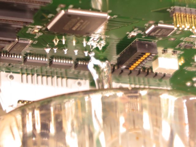 ポイントディップはんだで生産コスト圧縮。導入にあたっては、チップ部品の配置箇所、はんだくずの発生を抑える方法をご提案