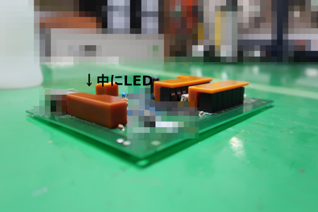 基板実装時の課題。治具でLED部品の浮きを解決し、部品の破損を未然に防ぐ