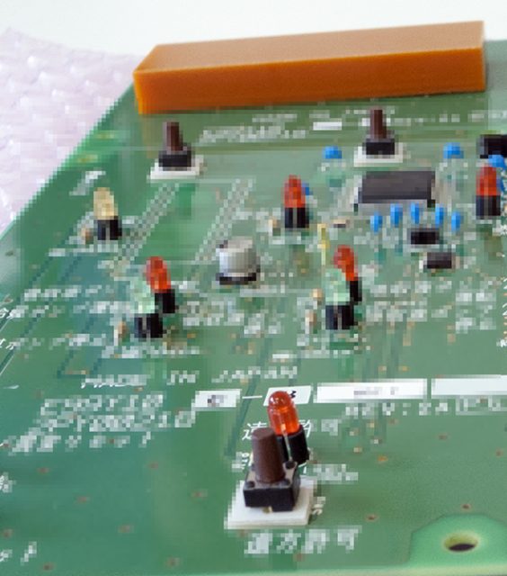 基板実装時の課題。治具でLED部品の浮きを解決し、部品の破損を未然に防ぐ お客様の課題・お困りごと